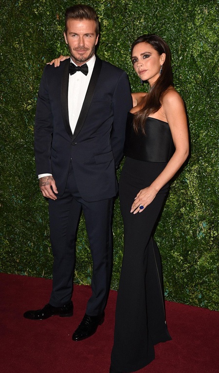 Vợ chồng David Beckham nắm tay tình tứ trên thảm đỏ