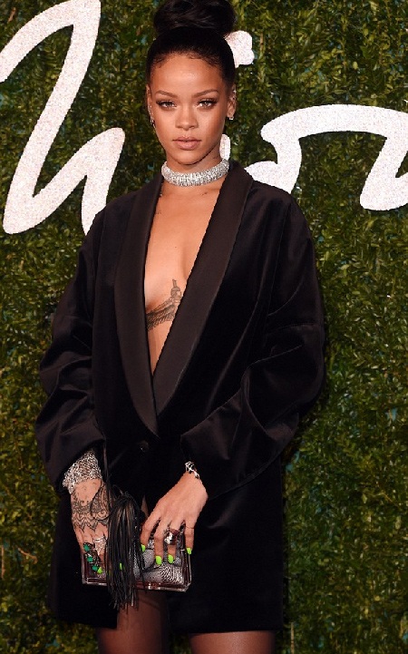 Rihanna mặc áo "quên" quần tới dự lễ trao giải - 6 Chiếc áo vest Rihanna mặc là của nhãn hiệu