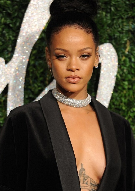 Rihanna mặc áo "quên" quần tới dự lễ trao giải - 7 Rihanna có mặt tại London sau vài ngày nghỉ ngơi ăn mừng Quốc khánh tại quê nhà Barbados.