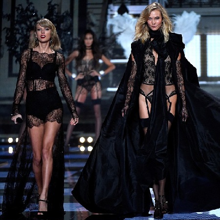 Taylor Swift trình diễn như siêu mẫu chuyên nghiệp - 5 Cô và cô bạn thân Karlie đã có một màn trình diễn vô cùng ăn ý và đẹp mắt.
