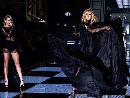 Taylor Swift trình diễn như siêu mẫu chuyên nghiệp - 3 Cô và cô bạn thân Karlie đã có một màn trình diễn vô cùng ăn ý và đẹp mắt.