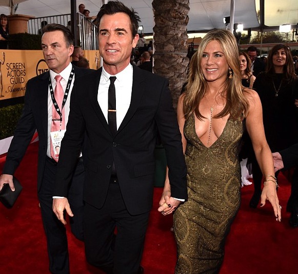 Jennifer Aniston "úp mở" thân ngọc với váy trễ nải - 2 Jennifer và Justin thường xuyên xuất hiện cùng nhau trong các sự kiện gần đây