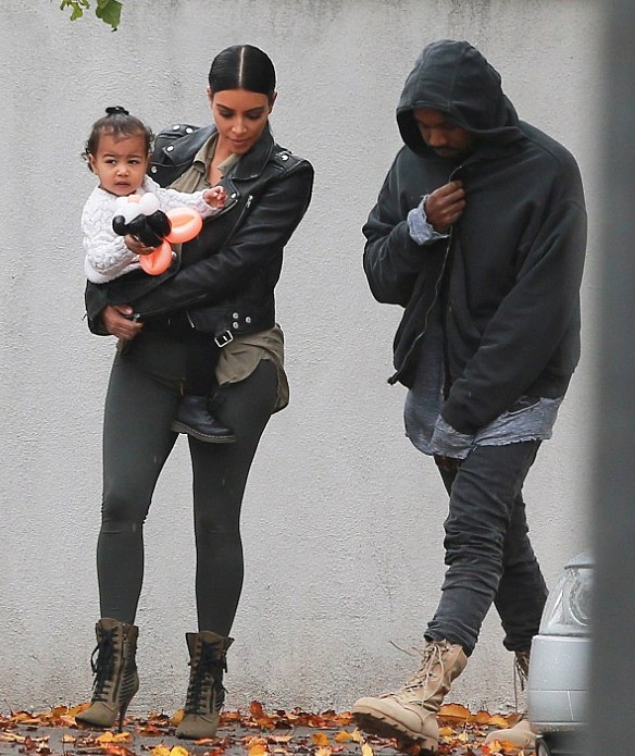 Kim Kardashian diện bikini nhỏ xíu giữa tuyết trắng - 3 Kim đang hạnh phúc bên Kanye West và con gái đầu lòng.