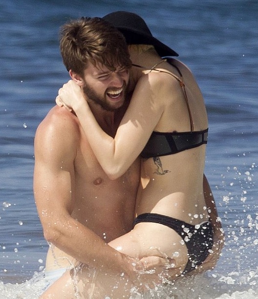 Hình ảnh ngọt ngào của Miley Cyrus và người yêu - 1 Miley hạnh phúc trong vòng tay của Patrick Schwarzenegger, con trai của ngôi sao điện ảnh