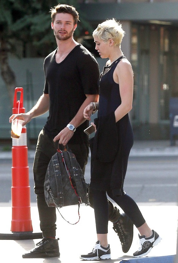 Hình ảnh ngọt ngào của Miley Cyrus và người yêu - 15 Miley và Patrick đang là cặp tình nhân trẻ hot tại Hollywood.