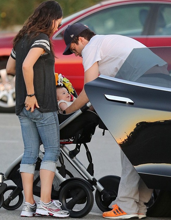 Mila Kunis và Ashton Kutcher lần đầu khoe con - 1 Mila Kunis và Ashton Kutcher lần đầu khoe con