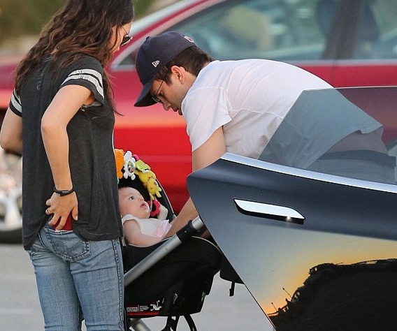 Mila Kunis và Ashton Kutcher lần đầu khoe con - 2 Mila Kunis và Ashton Kutcher lần đầu khoe con