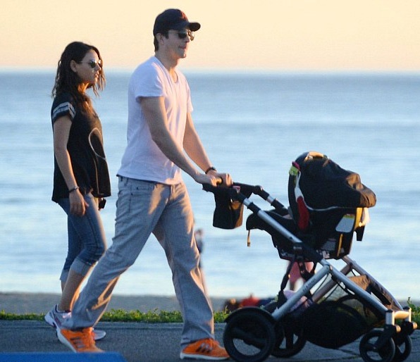 Mila Kunis và Ashton Kutcher lần đầu khoe con - 4 Mila Kunis và Ashton Kutcher lần đầu khoe con