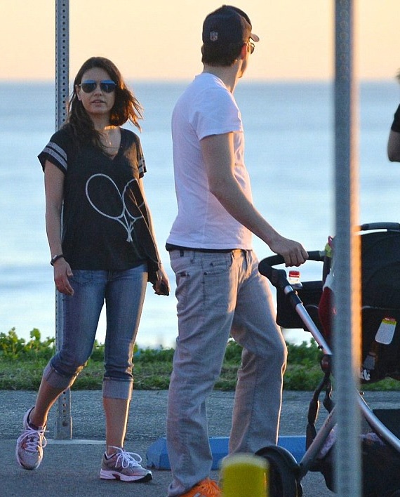Mila Kunis và Ashton Kutcher lần đầu khoe con - 5 Mila Kunis và Ashton Kutcher lần đầu khoe con