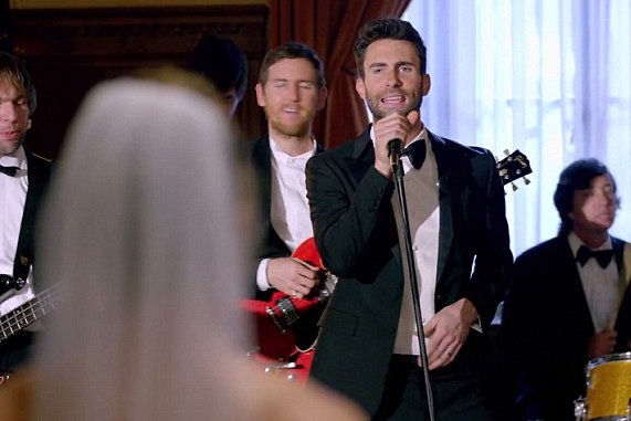 Adam Levine điển trai “phá đám” đám cưới - 3 Normal