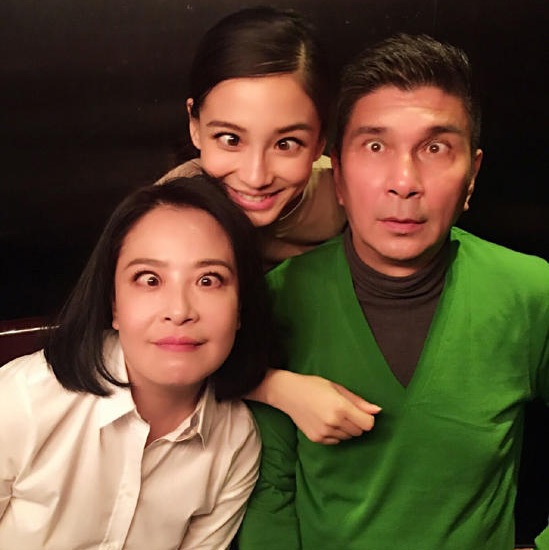 Angelababy lần đầu khoe ảnh gia đình hạnh phúc - 2 Angelababy lần đầu khoe ảnh gia đình hạnh phúc