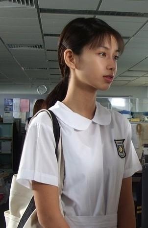 Angelababy lần đầu khoe ảnh gia đình hạnh phúc - 10 Khi mới vào nghề, Angelababy sở hữu gương mặt trong sáng, thánh thiện.