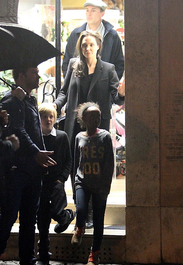 Angelina Jolie và các con đang có mặt tại Rome, Ý.