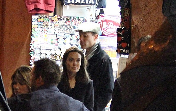 Anh trai của Angelina Jolie - James tháp tùng ba mẹ con Angelina Jolie đi mua sắm, ngày 7/1.