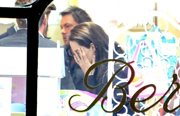 Ngôi sao nổi tiếng lấy tay ôm mặt vì mệt mỏi sau một chuyến di chuyển dài.