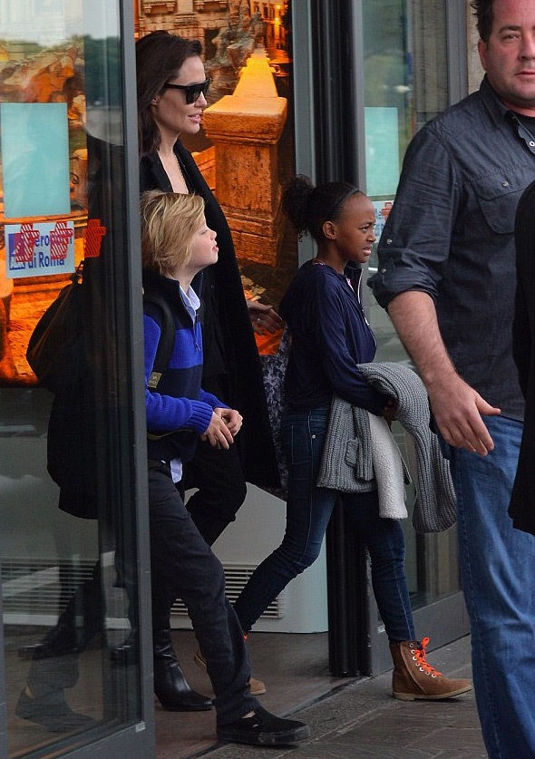 Tuy nhiên, khi cùng các con rời cửa hàng, Angelina Jolie trông rất tươi tắn và khỏe mạnh.