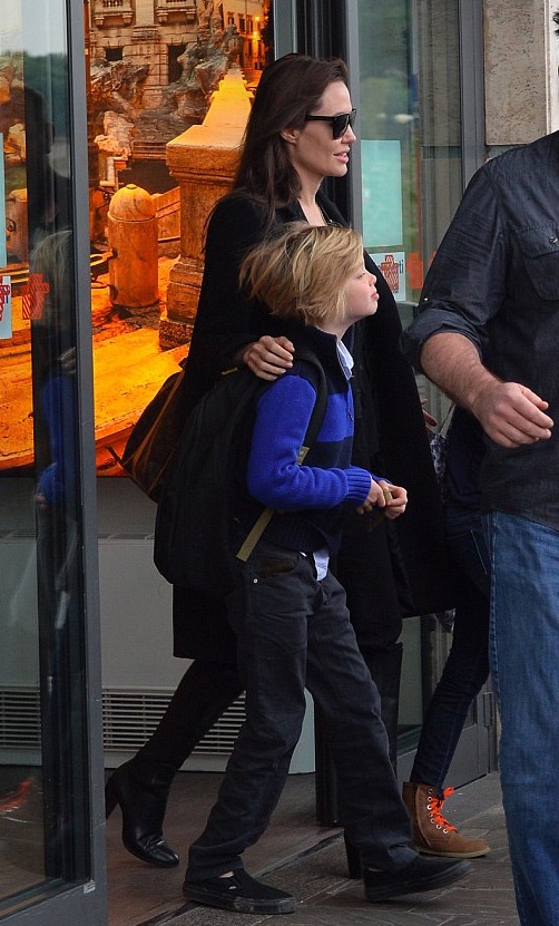 Cô con gái ruột của cô và Brad Pitt - Shiloh vẫn giữ phong cách tomboy khỏe khoắn quen thuộc.