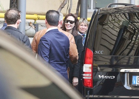 Nữ diễn viên nổi tiếng nở nụ cười thân thiện với tất cả những người chào hỏi và đón cô tại sân bay.