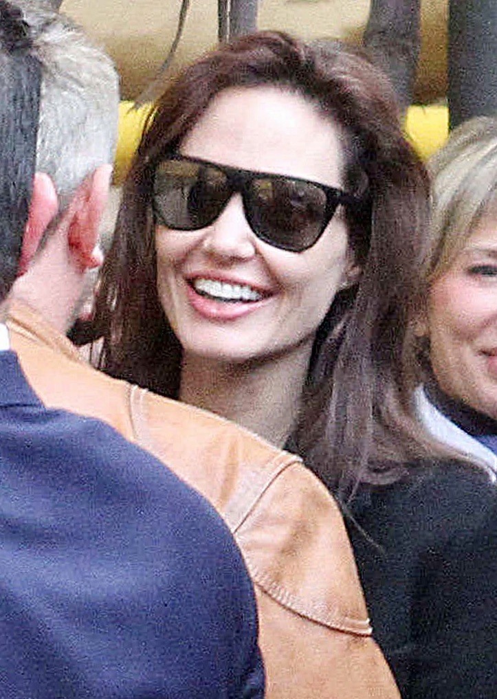 Nữ diễn viên nổi tiếng nở nụ cười thân thiện với tất cả những người chào hỏi và đón cô tại sân bay.