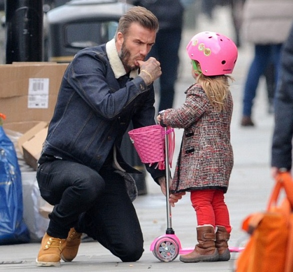 Hình ảnh ngọt ngào của David Beckham và con gái - 5 Trước khi trời đổ mư và có tuyết rơi, David Beckham đã mút ngón tay cái để lau mặt cho con gái.