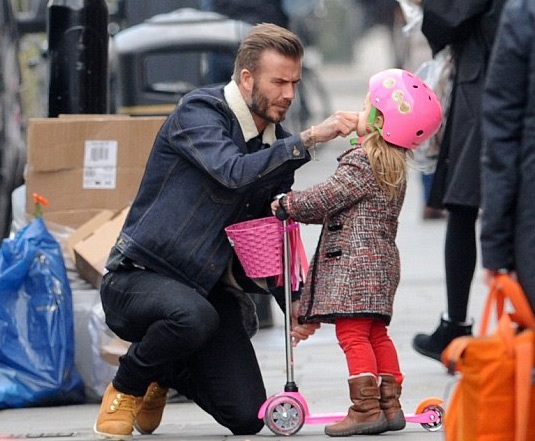 Trước khi trời đổ mư và có tuyết rơi, David Beckham đã mút ngón tay cái để lau mặt cho con gái.