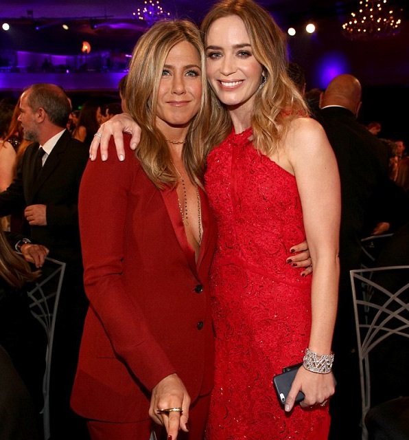 Julianne Moore giành giải Nữ diễn viên xuất sắc nhất - 3 Emily Blunt chụp hình chung với Jennifer Aniston