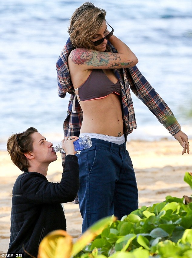 Kristen dựa vào vai bạn gái khi hai người đang ngồi cạnh nhau tâm sự.