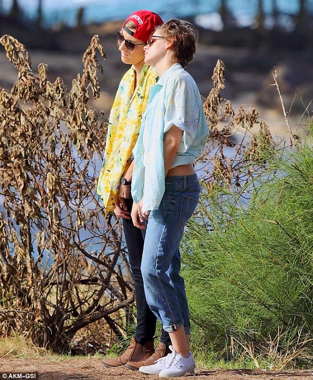 Hai cô gái trẻ thay trang phục và cùng chụp ảnh với nhau.