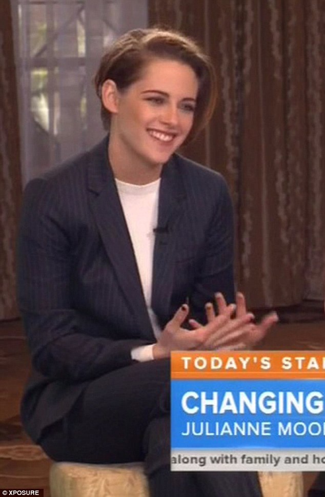 Kristen xuất hiện với trang phục vest nam tính trong buổi phỏng vấn mới đây với chương trình