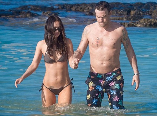 Mỹ nhân gợi tình Megan Fox đi tắm biển cùng chồng - 13 Megan Fox nắm tay ông xã