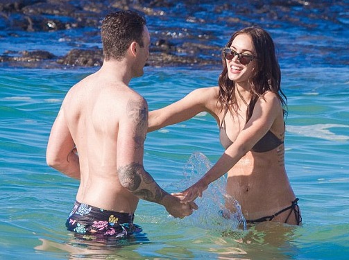 Mỹ nhân gợi tình Megan Fox đi tắm biển cùng chồng - 8 Megan Fox nắm tay ông xã