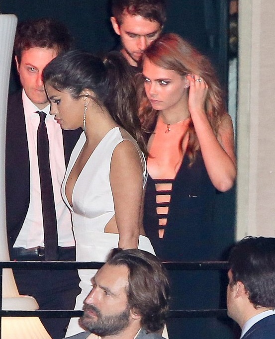 Selena Gomez rời lễ trao giải Quả cầu vàng cùng trai “lạ” - 5 Zedd, năm nay 25 tuổi, vốn là một nhà sản xuất kiêm DJ trẻ mang trong mình hai dòng máu Nga và Đức.