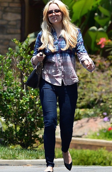 Ngôi sao bị tâm thần Amanda Bynes tái xuất khỏe mạnh - 1 Amanda Bynes xuất hiện khỏe mạnh trên đường phố ngày 1/2 vừa rồi.