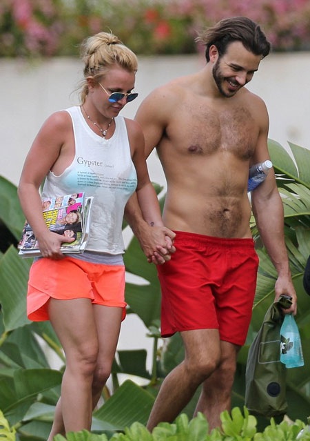Britney đang tranh thủ đi nghỉ tại Hawaii, tạm rời xa cuộc sống bận rộn, ồn ào tại Las Vegas.
