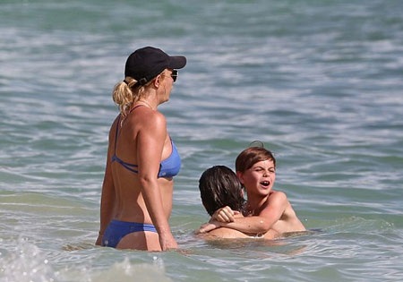 Britney đang tranh thủ đi nghỉ tại Hawaii, tạm rời xa cuộc sống bận rộn, ồn ào tại Las Vegas.