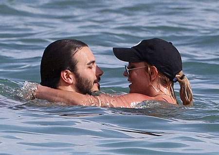 Khoảnh khắc ngọt ngào của Charlie và Britney dưới nước.