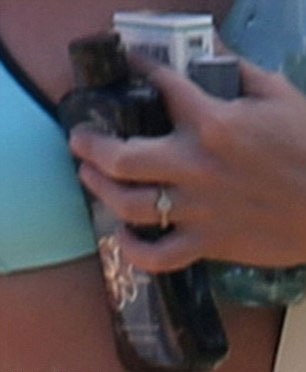 Britney Spears để lộ nhẫn đính hôn bằng kim cương