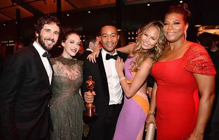 John Legend ăn mừng chiến thắng Oscar bên vợ đẹp - 5 John ôm theo tượng vàng Oscar dành cho Ca khúc trong phim hay nhất để khiêu vũ cùng vợ.