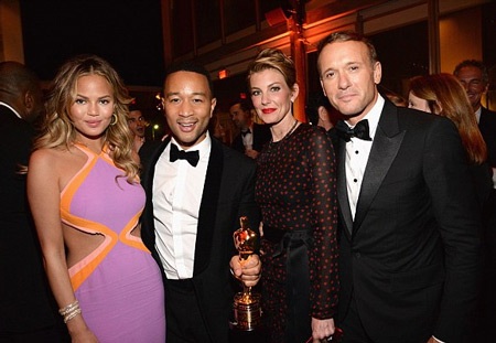 John Legend ăn mừng chiến thắng Oscar bên vợ đẹp - 6 John ôm theo tượng vàng Oscar dành cho Ca khúc trong phim hay nhất để khiêu vũ cùng vợ.