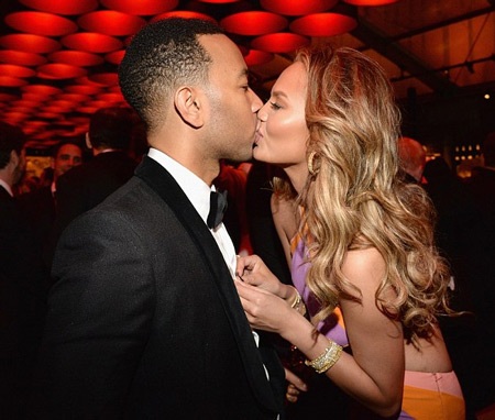 John Legend ăn mừng chiến thắng Oscar bên vợ đẹp - 1 Chrissy Teigen hôn ông xã John Legend trong tiệc hậu lễ trao giải Oscar lần thứ 87.