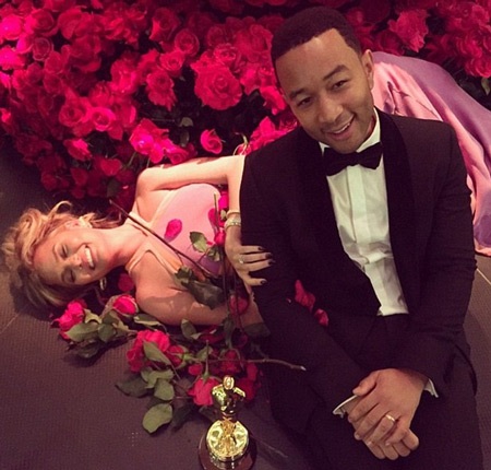 John Legend ăn mừng chiến thắng Oscar bên vợ đẹp - 19 Siêu mẫu áo tắm chọn một chiếc váy xẻ cao gợi cảm vừa đủ.