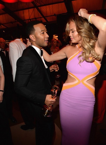 John Legend ăn mừng chiến thắng Oscar bên vợ đẹp - 3 John ôm theo tượng vàng Oscar dành cho Ca khúc trong phim hay nhất để khiêu vũ cùng vợ.