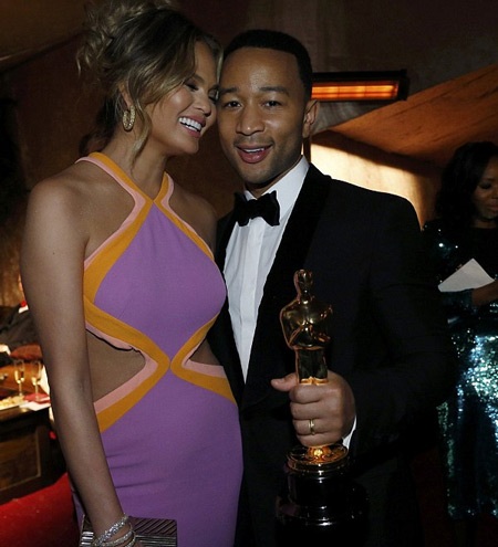 John Legend ăn mừng chiến thắng Oscar bên vợ đẹp - 4 John ôm theo tượng vàng Oscar dành cho Ca khúc trong phim hay nhất để khiêu vũ cùng vợ.
