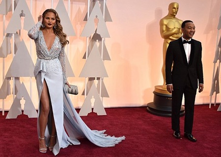 John Legend ăn mừng chiến thắng Oscar bên vợ đẹp - 16 John không ngừng hôn vợ khi ôm cô trong vòng tay.