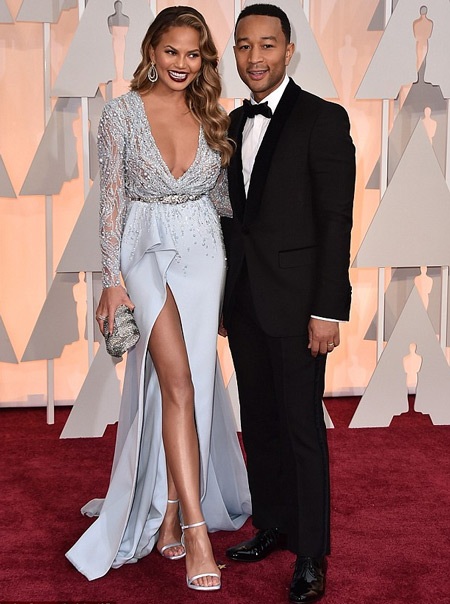 John Legend ăn mừng chiến thắng Oscar bên vợ đẹp - 17 John không ngừng hôn vợ khi ôm cô trong vòng tay.