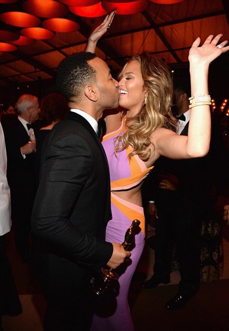 John Legend ăn mừng chiến thắng Oscar bên vợ đẹp - 2 John ôm theo tượng vàng Oscar dành cho Ca khúc trong phim hay nhất để khiêu vũ cùng vợ.