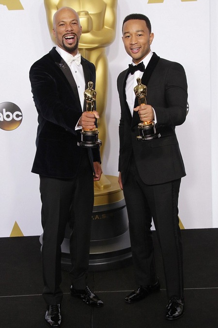John Legend ăn mừng chiến thắng Oscar bên vợ đẹp - 15 John không ngừng hôn vợ khi ôm cô trong vòng tay.