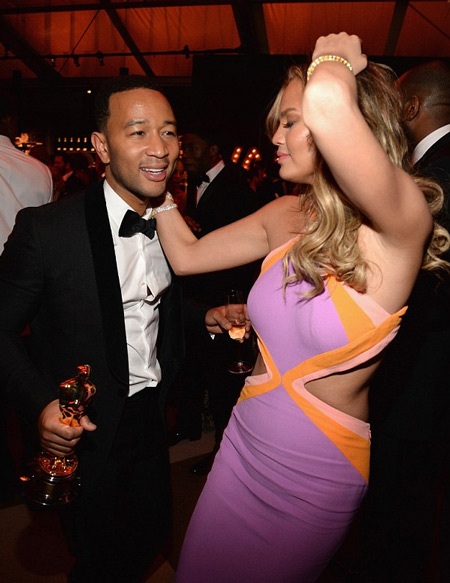John Legend ăn mừng chiến thắng Oscar bên vợ đẹp - 10 Cặp đôi làm đám cưới từ năm 2013 không rời nhau suốt buổi tối.