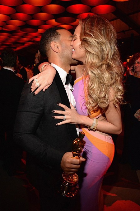 John Legend ăn mừng chiến thắng Oscar bên vợ đẹp - 11 Cặp đôi làm đám cưới từ năm 2013 không rời nhau suốt buổi tối.