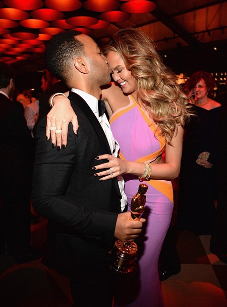 John Legend ăn mừng chiến thắng Oscar bên vợ đẹp - 12 John không ngừng hôn vợ khi ôm cô trong vòng tay.